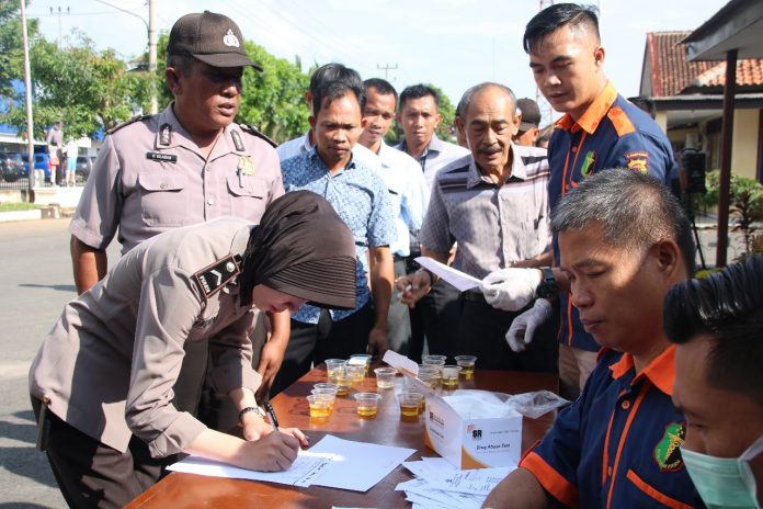 Provost Tes Urine Ratusan Anggota Polisi Metro Provost Tes Urine Ratusan Anggota Polisi Metro