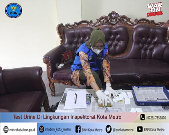 BNN Kota Metro Melakukan Test Urine Di Lingkungan Inspektorat Kota Metro Konsep Otomatis