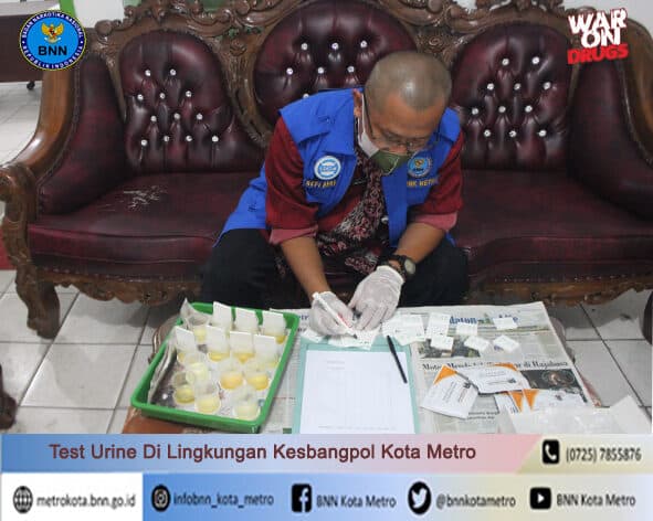 BNN Kota Metro Melakukan Test Urine Di Lingkungan Badan Kesbangpol Kota Metro Konsep Otomatis