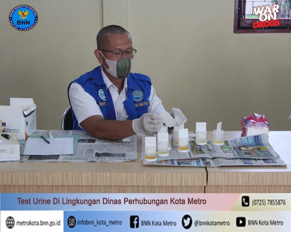 BNN Kota Metro Melakukan Test Urine Di Lingkungan Dinas Perhubungan Kota Metro Konsep Otomatis