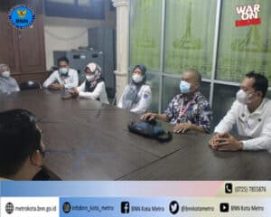 BNN Kota Metro Melakukan Test Urine Di Lingkungan Dinas Penanaman Modal dan Pelayanan Terpadu Satu Pintu Kota Metro