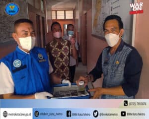 BNN Kota Metro Melakukan Test Urine Di Lingkungan Badan Penaggulangan Bencana Daerah Kota Metro