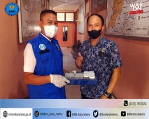 BNN Kota Metro Melakukan Test Urine Di Lingkungan Badan Penaggulangan Bencana Daerah Kota Metro