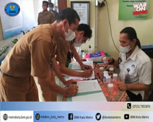 BNN Kota Metro Melakukan Test Urine Di Lingkungan Dinas Kependudukan dan Pencatatan Sipil Kota Metro BNN Kota Metro Melakukan Test Urine Di Lingkungan Dinas Kependudukan dan Pencatatan Sipil Kota Metro