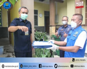 BNN Kota Metro Melakukan Test Urine Di Lingkungan Inspektorat Kota Metro