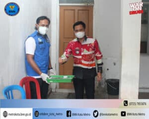 BNN Kota Metro Melakukan Test Urine Di Lingkungan Kecamatan Metro Pusat Kota Metro