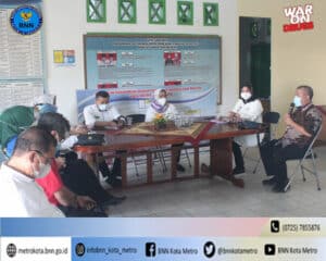 BNN Kota Metro Melakukan Test Urine Di Lingkungan Badan Kesbangpol Kota Metro