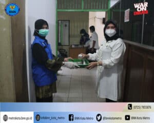 BNN Kota Metro Melakukan Test Urine Di Lingkungan Badan Kesbangpol Kota Metro