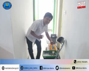BNN Kota Metro Melakukan Test Urine Di Lingkungan Badan Kesbangpol Kota Metro