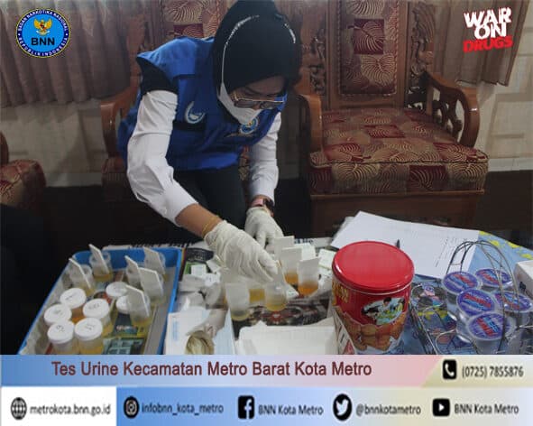 BNN Kota Metro Melakukan Test Urine Di Lingkungan Kecamatan Metro Barat Kota Metro Konsep Otomatis