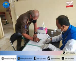 BNN Kota Metro Melakukan Test Urine Di Lingkungan Satpol PP Kota Metro BNN Kota Metro Melakukan Test Urine Di Lingkungan Satpol PP Kota Metro
