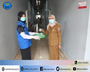 BNN Kota Metro Melakukan Test Urine Di Lingkungan Dinas Pendidikan dan Kebudayaan Kota Metro BNN Kota Metro Melakukan Test Urine Di Lingkungan Dinas Pendidikan dan Kebudayaan Kota Metro